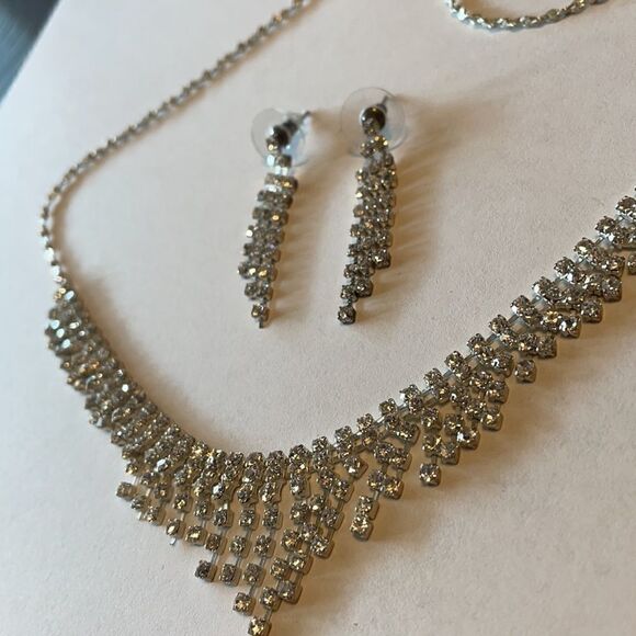 Set of rhinestone silver drop earrings and necklace - Picture 2 of 2